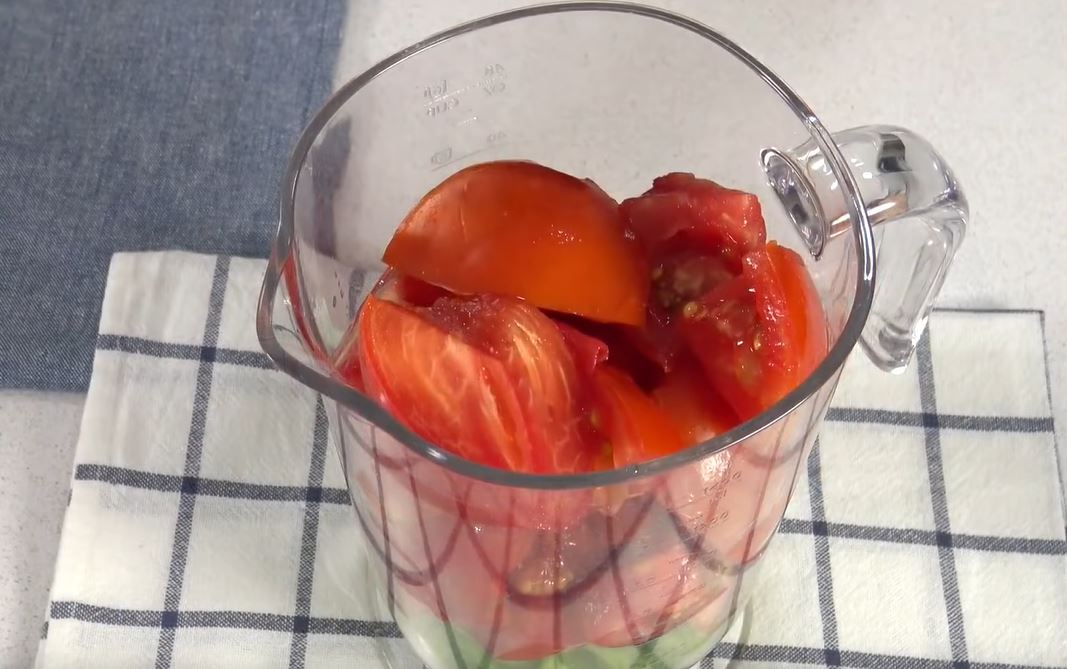 jarra con tomates para gazpacho